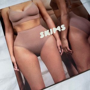 ✨Skims sculpting high waist thong S/M